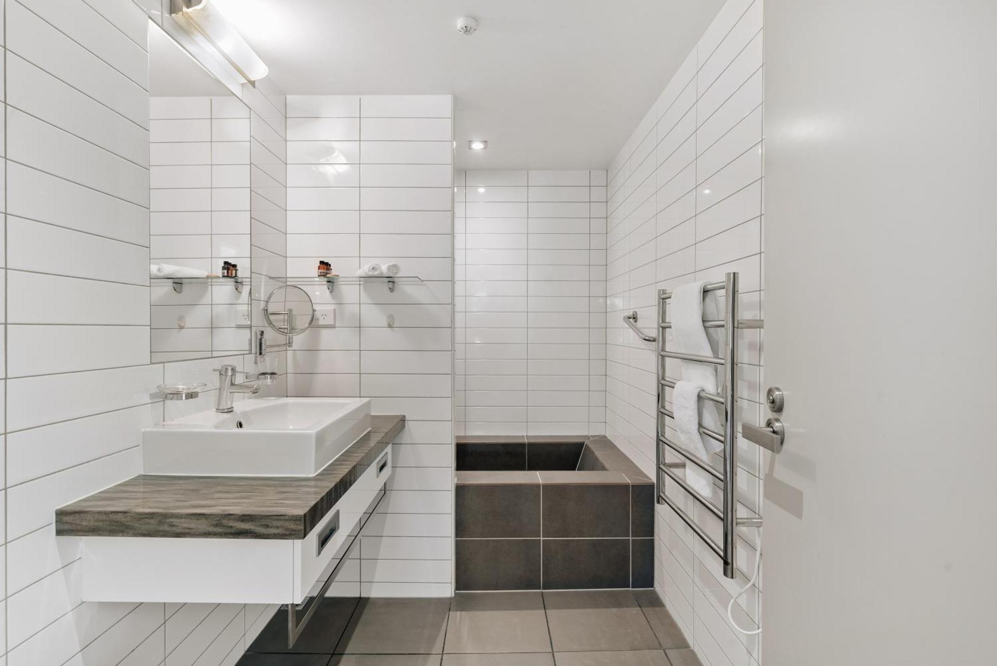 Modern Executive Living In Pounamu Куийнстаун Екстериор снимка