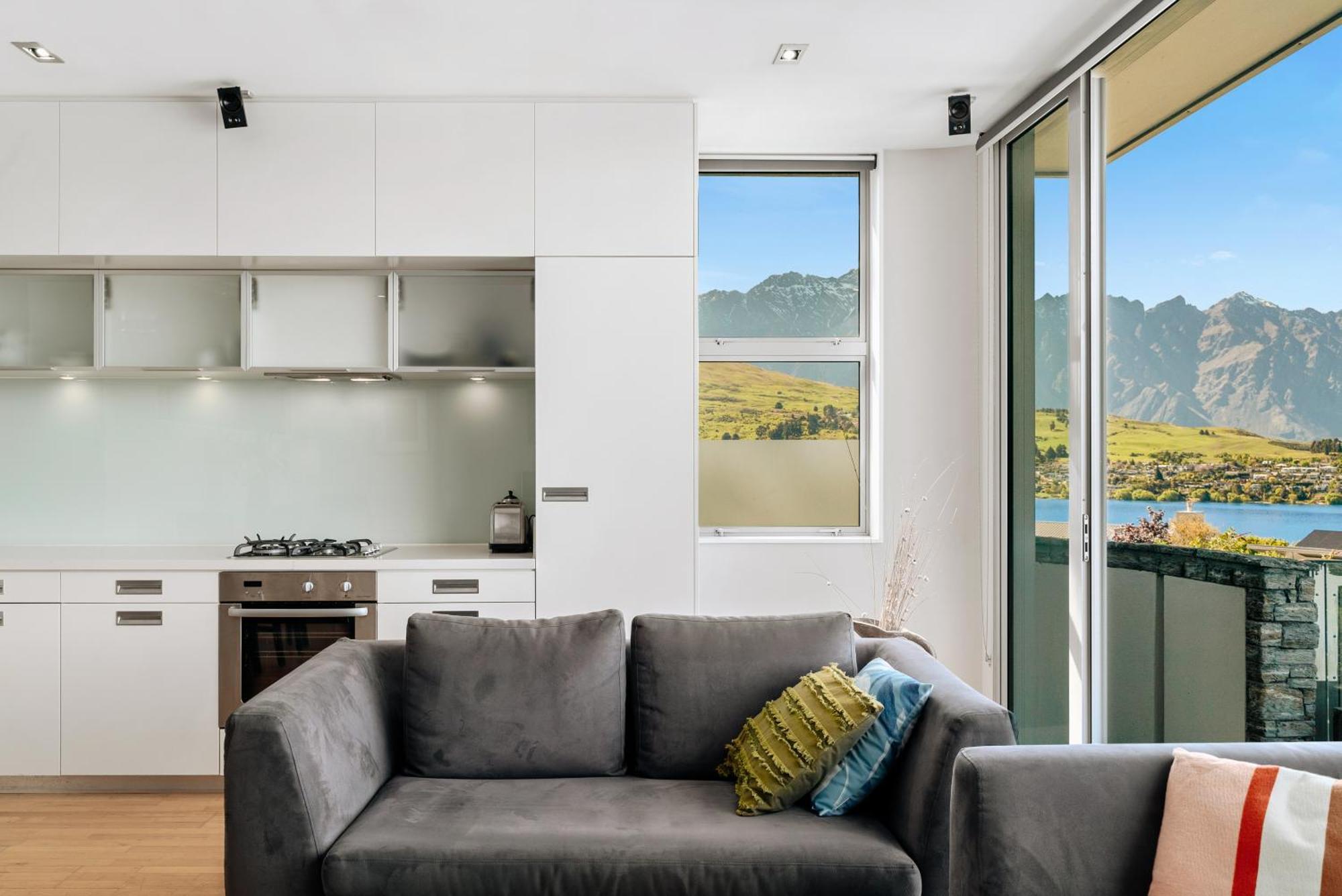 Modern Executive Living In Pounamu Куийнстаун Екстериор снимка