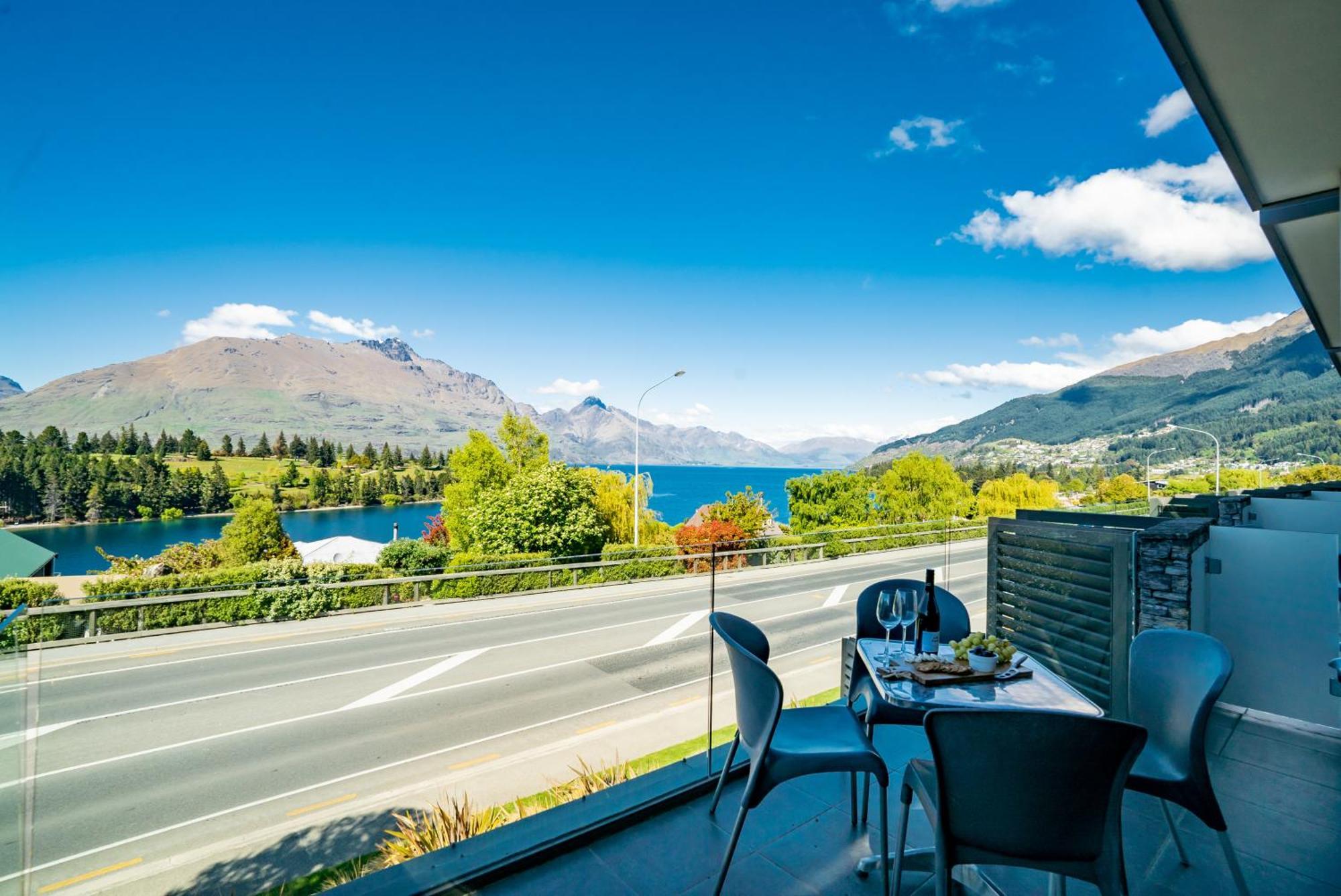 Modern Executive Living In Pounamu Куийнстаун Екстериор снимка