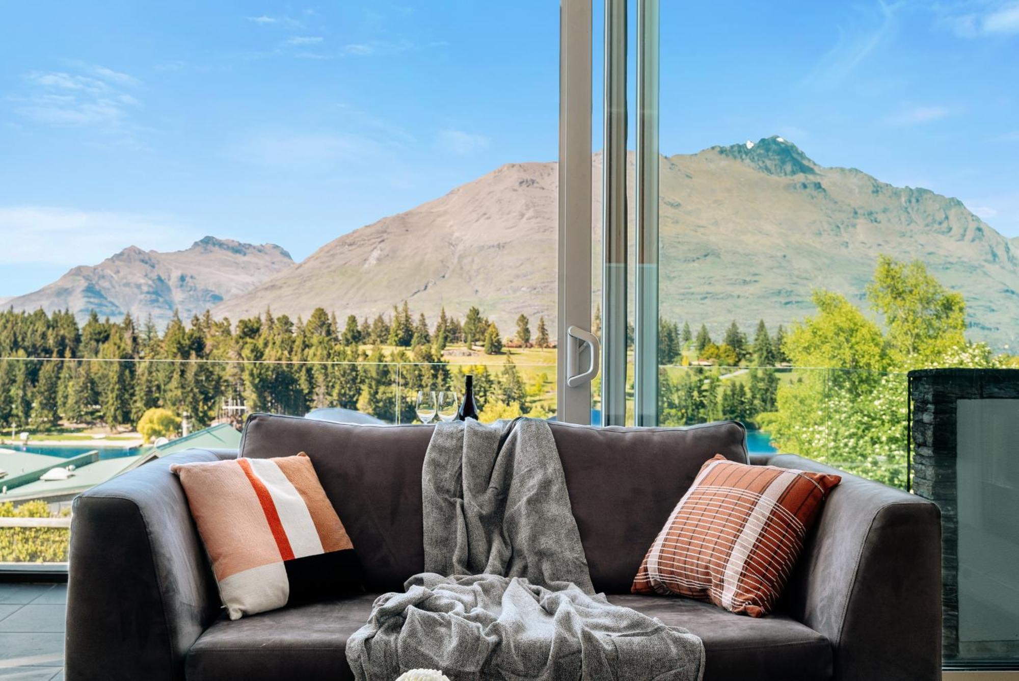 Modern Executive Living In Pounamu Куийнстаун Екстериор снимка
