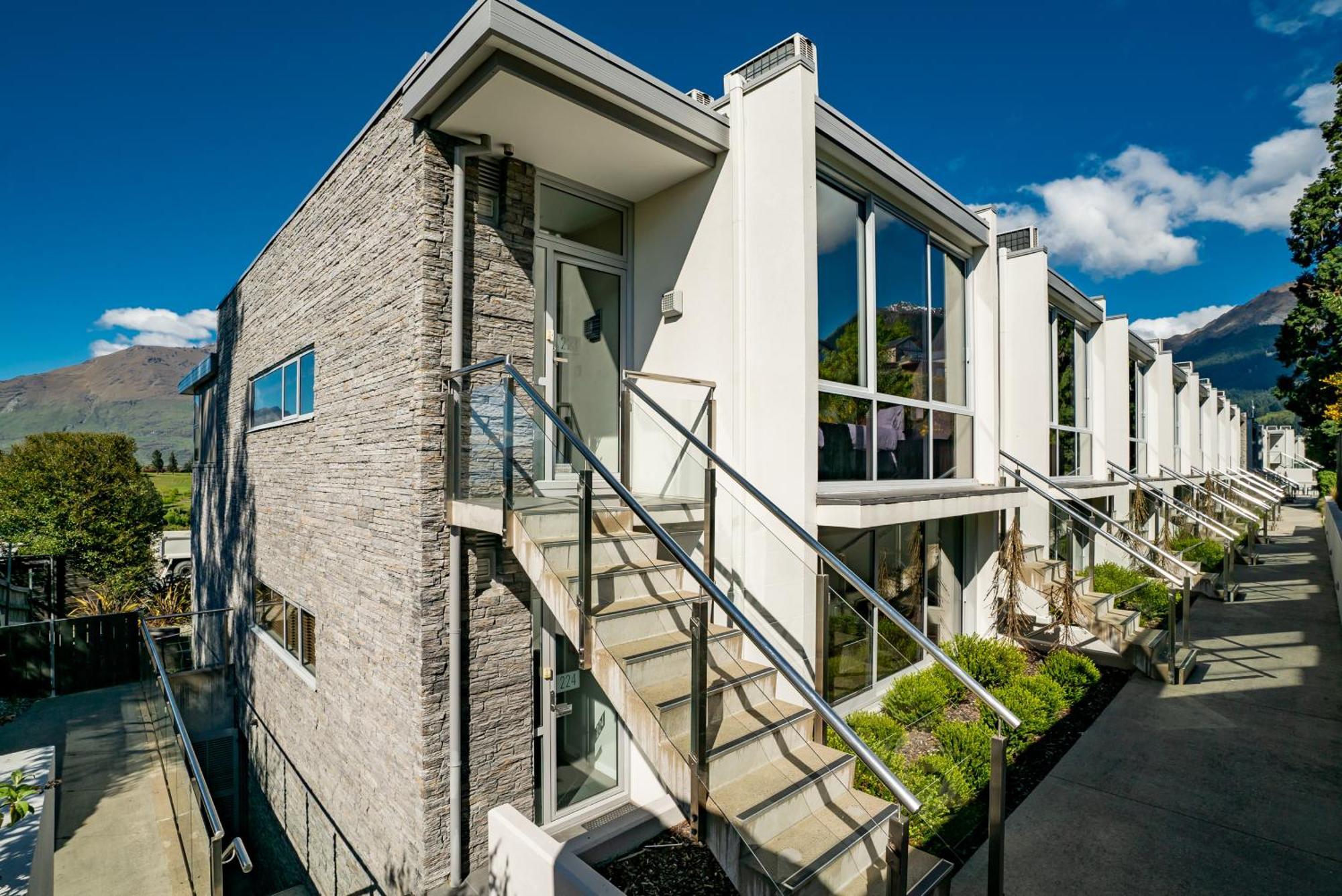 Modern Executive Living In Pounamu Куийнстаун Екстериор снимка